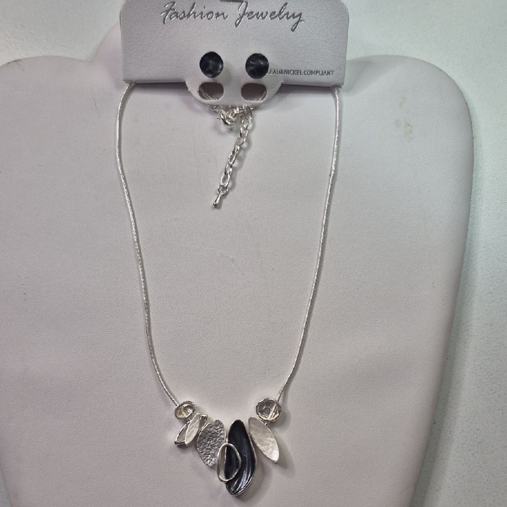 Fashion Jewelry Silver and Black Necklace and Matching Earrings (J39)